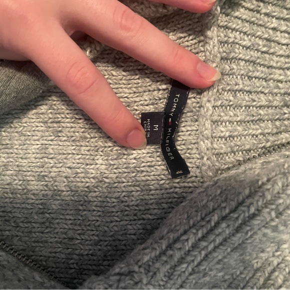 Tommy Hilfiger sweater - Picture 2 of 2